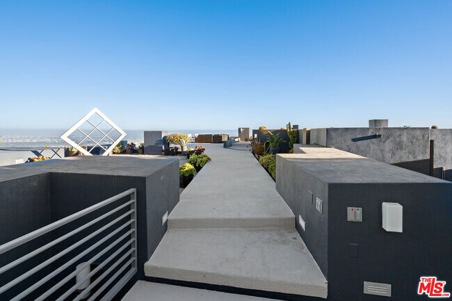 Building Photo - 1646 Blue Jay Way