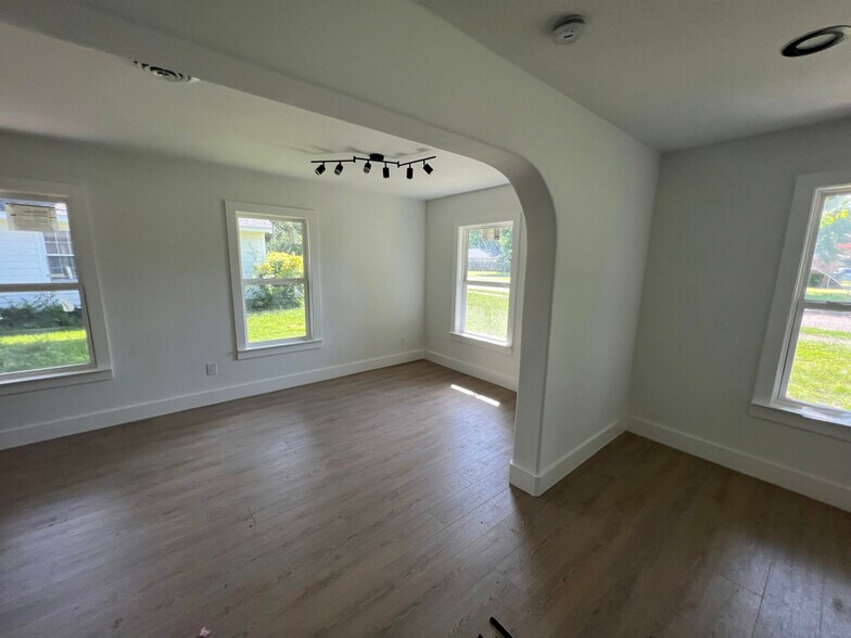 Building Photo - 1017 Tosch Ln