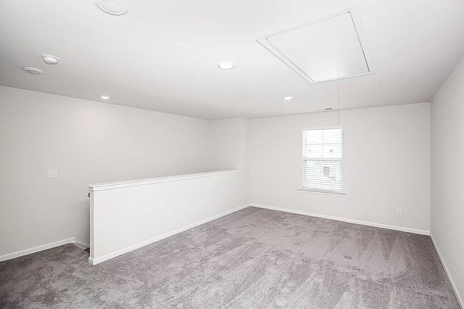 Building Photo - Home with 4 bedrooms, 3 full baths Fence in Yard