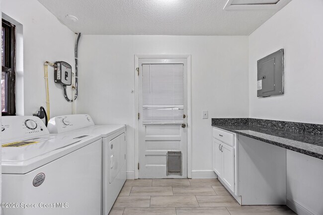 Building Photo - 419 Marquis St