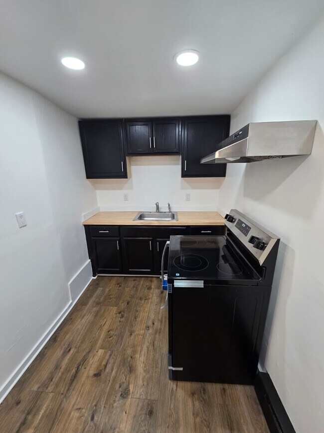 Building Photo - 135 Willow St