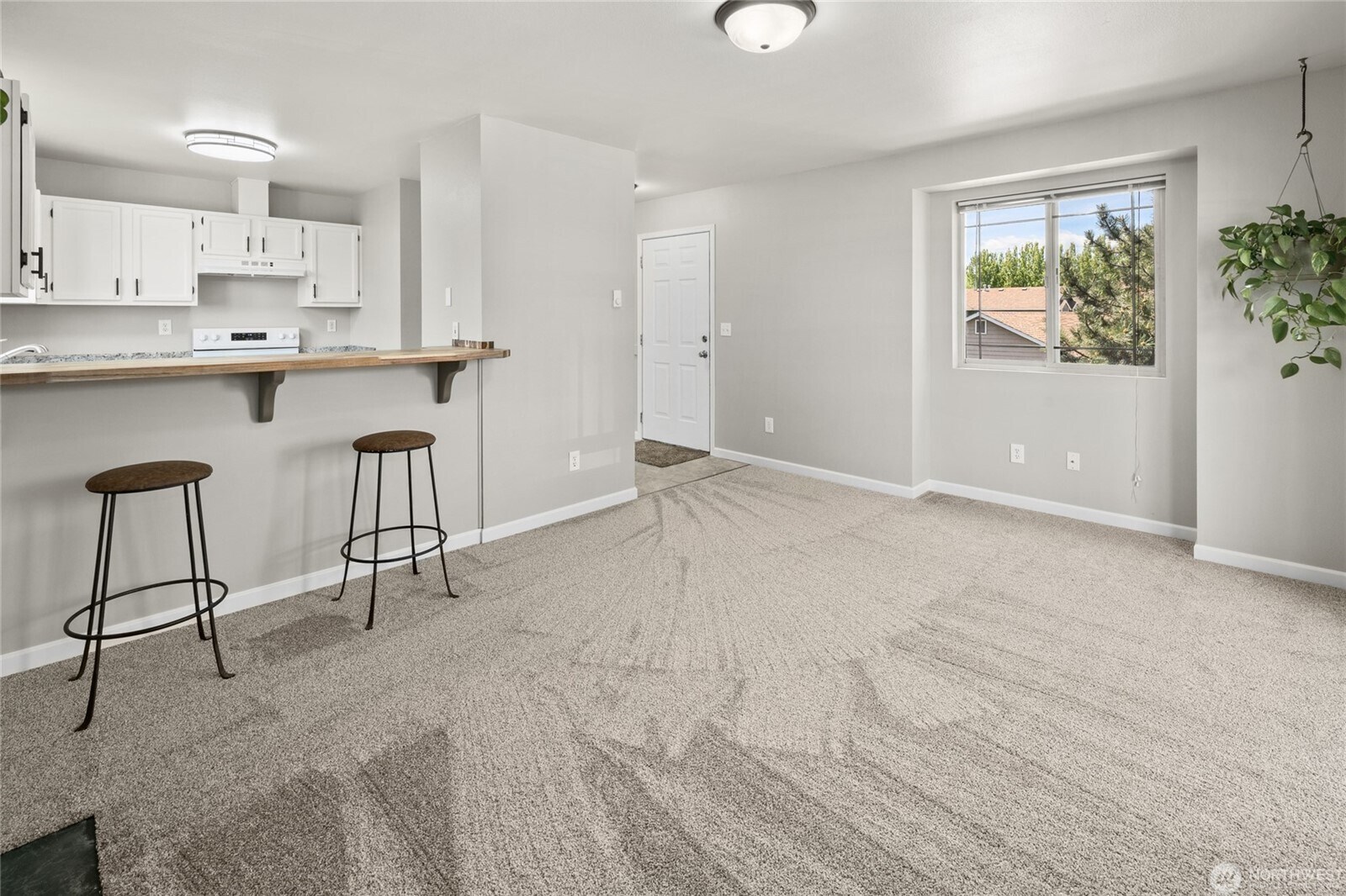 Building Photo - 502 E River Ave