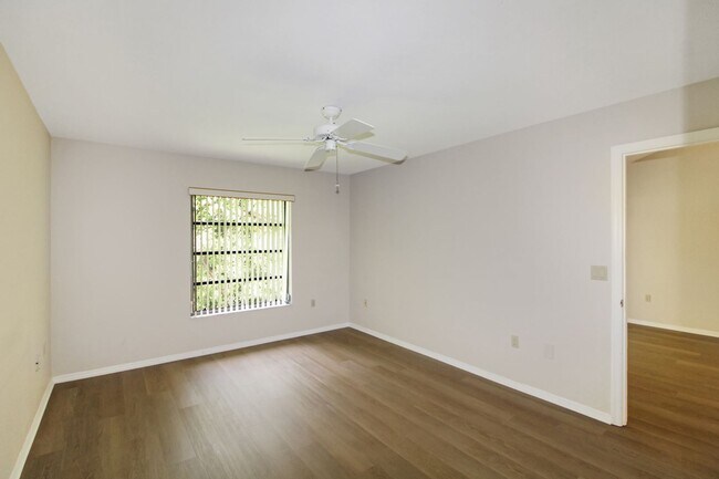 Building Photo - 928 Capri Isles Blvd