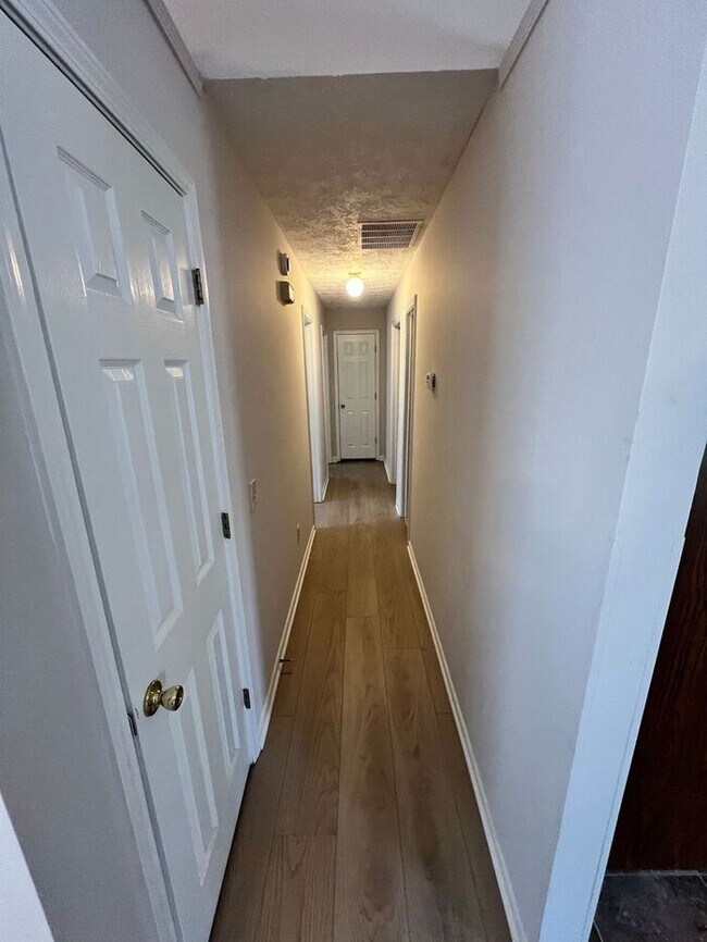 Building Photo - Hard to find and easy to love—this spacious Sugar Hill home won’t last long!