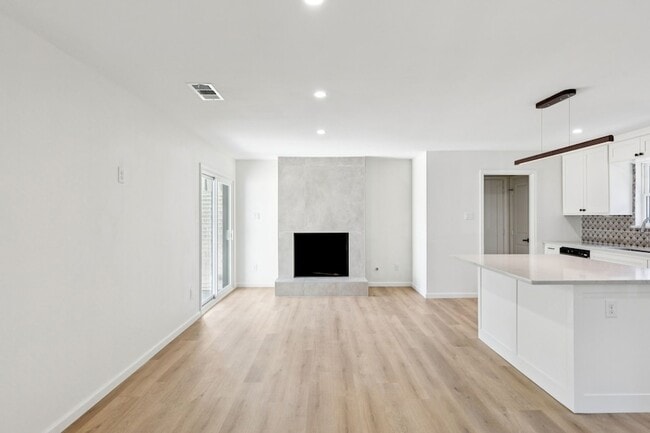 Building Photo - 8566 Sweetwood Dr