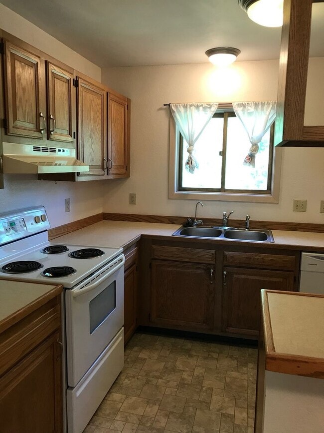 Building Photo - Charming 2-Bedroom Condo Near MSU – Pet Friendly- NEW LOW PRICE