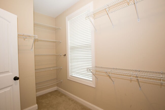 Building Photo - Woodlake Home