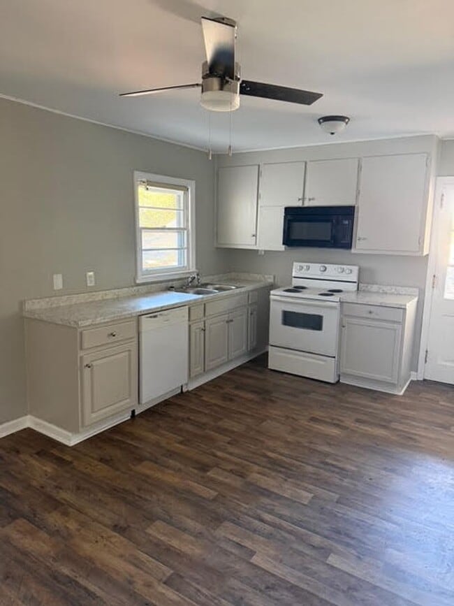 Building Photo - Charming 4BR/2BA House w/ Fenced back yard!