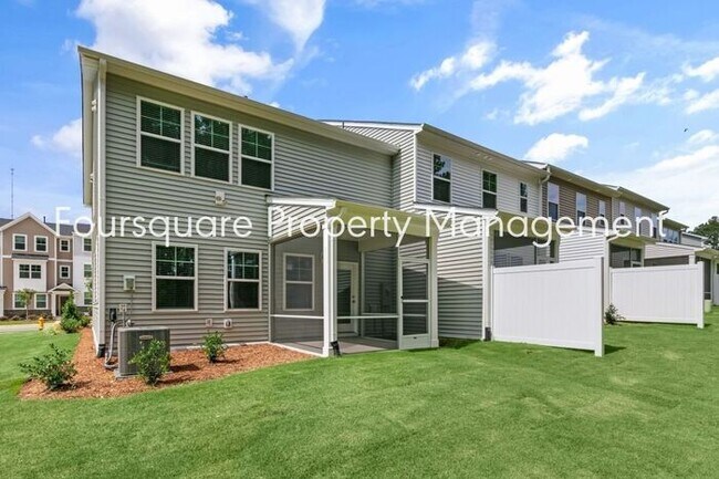 Building Photo - Spacious End-Unit Townhome with 2nd Floor Loft, Screened-In Porch & 2-Car Garage , High-Speed Int...