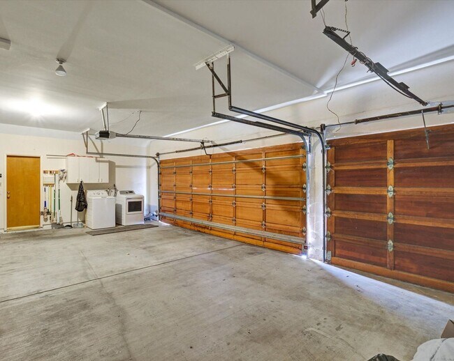 Building Photo - 5-Bedroom Home in Desirable Friendly Hills...