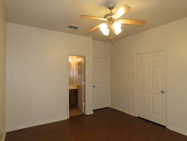 Building Photo - Beautiful 3 Bedroom, 2 Bath Duplex in Lindale!  Coming Soon!