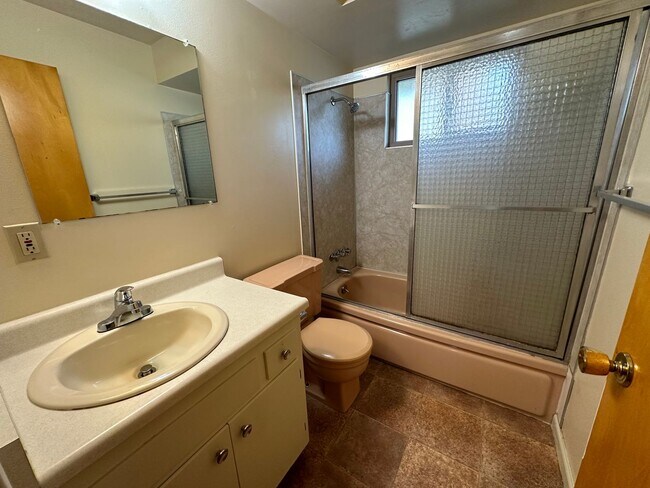 Building Photo - 3 Bedroom 2 Bathroom Duplex in Greenhaven