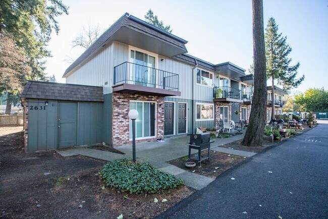 Building Photo - Remodeled 2x1 unit Ground level unit!