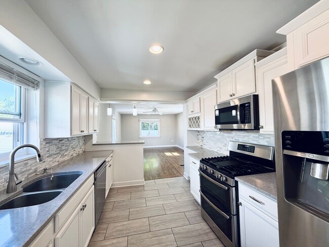 Building Photo - Fully Renovated 3-Bedroom 3-Bathroom Gem in Cincinnati!