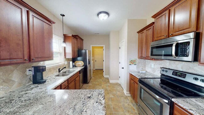 Building Photo - CHARMING ROSEWOOD HOME! 3 BR 2 BA w/ FENCED-IN BACKYARD