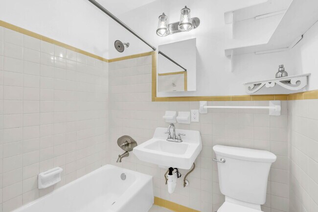 Building Photo - Wonderful 3 bed 2 bath with a modern interior