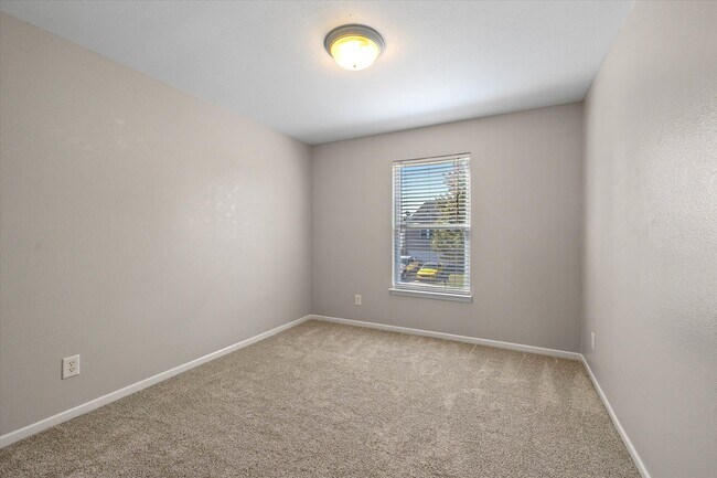 Building Photo - 898 Stonehurst Dr