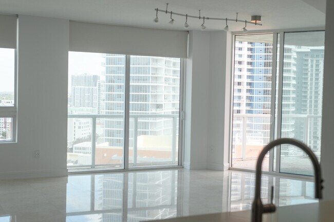 Building Photo - 1900 N Bayshore Dr