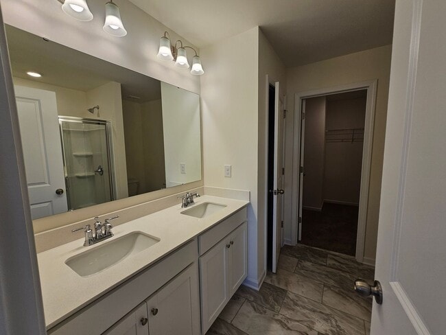 Building Photo - Like New Town Home in Kellerton Place, Monroe!