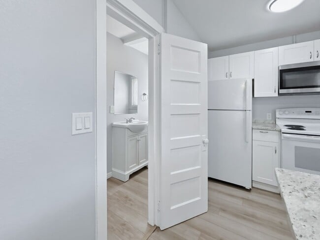 Building Photo - 1115 Highland St N