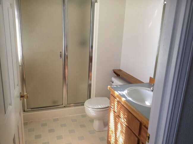 Building Photo - Quiet Eastside 3 Bdrm House, 2 Bath, All appliances in Kitchen, Attached Garage, Fenced Yard