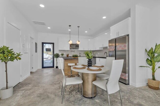 Building Photo - Modern 4-Bed Townhouse in Ridgedale – Minu...