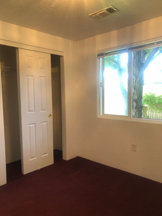 Building Photo - Well Maintained 3 bedroom, 2 bath house in...
