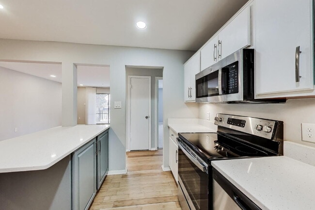 Building Photo - Spacious Updated Condo Available for Immediate Move-In