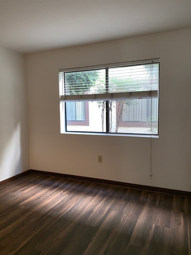 Building Photo - Los Caballeros #119-A