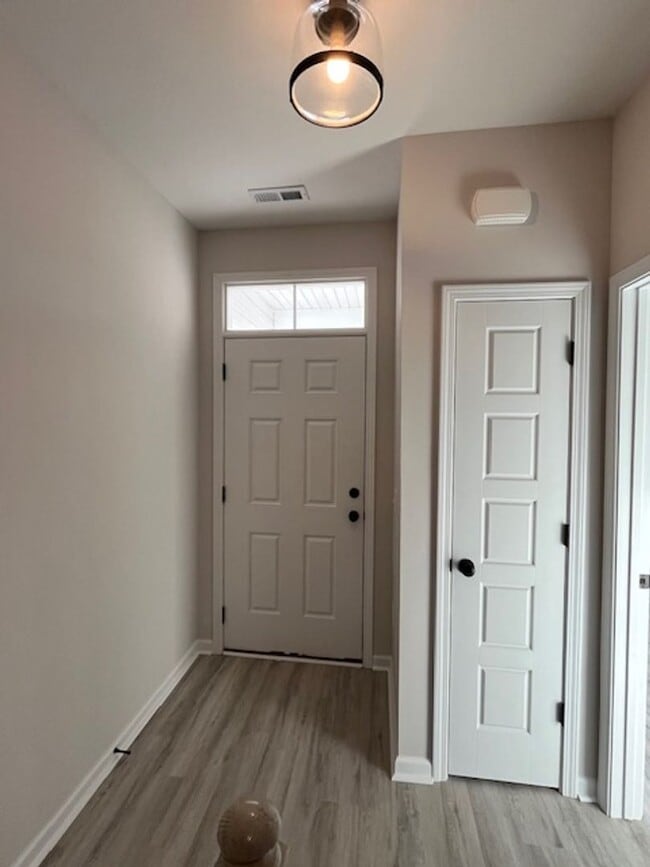 Building Photo - Stunning townhouse located in the heart of...