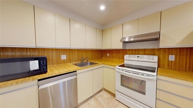 Building Photo - 2500 Parkview Dr