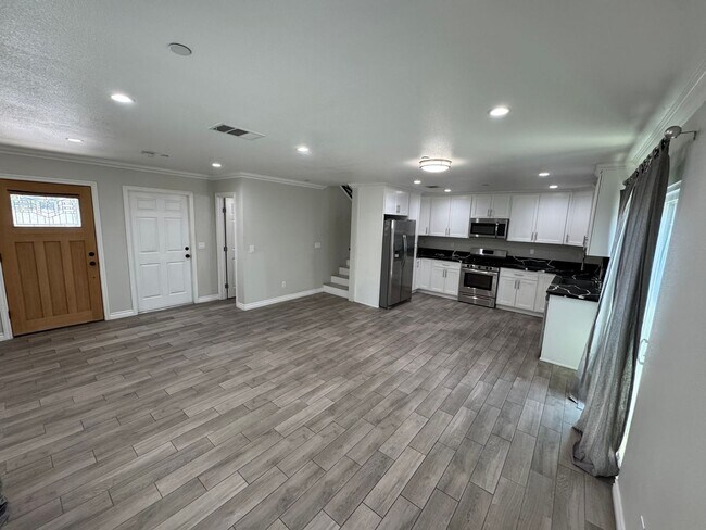 Building Photo - @ 4L Hayland