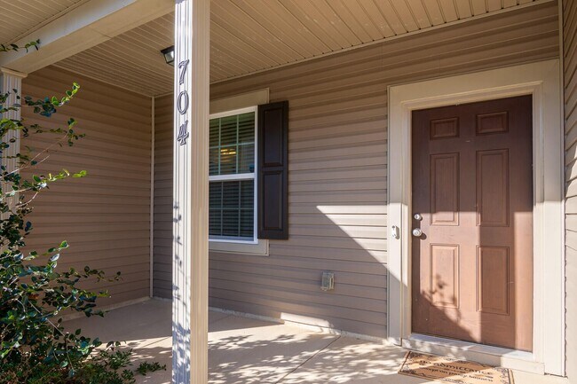 Building Photo - 704 Red Cedar Ct