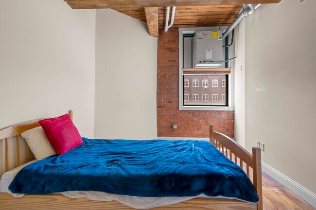 Building Photo - 145 Canal St E