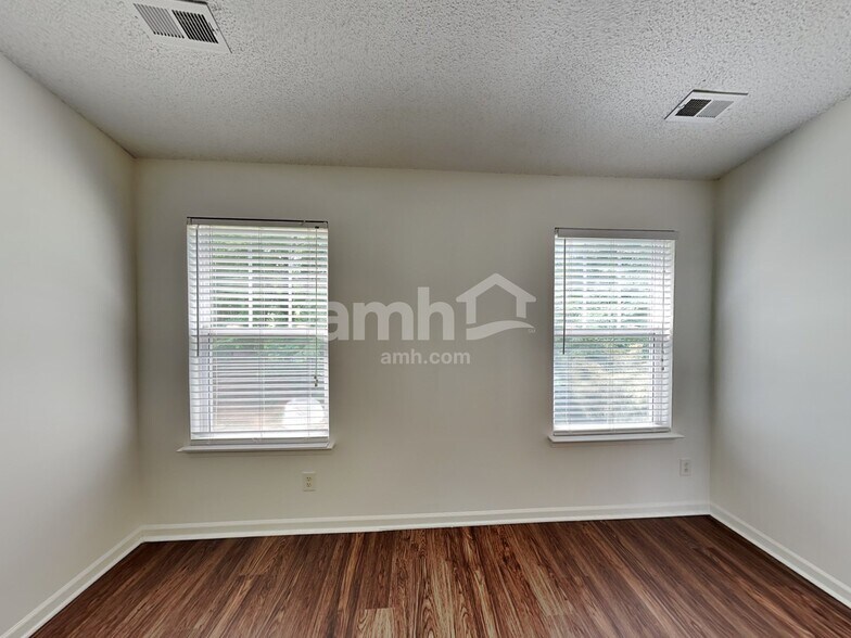 Building Photo - 147 Peterborough Dr