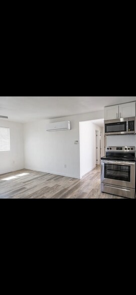 Building Photo - 8921 Cottonwood Ave