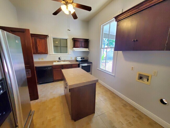 Building Photo - Large one story 3 bedroom Victorian cottage