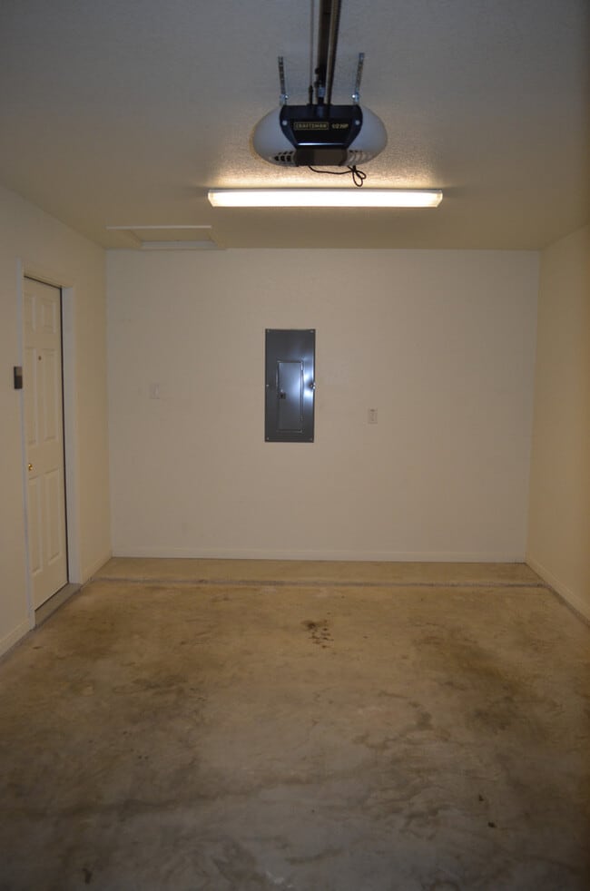 Building Photo - 912Rebecca