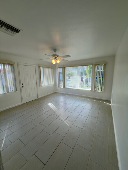 Building Photo - 967 E Camino Parocela