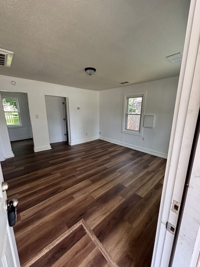 Building Photo - Big Backyard, Cozy Feel