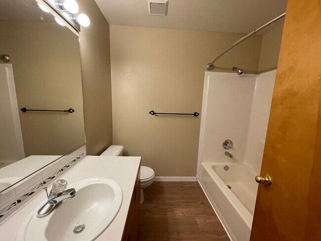 Building Photo - STUNNING SOUTH HILL HOME