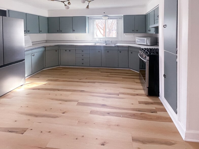 Building Photo - 705 State St