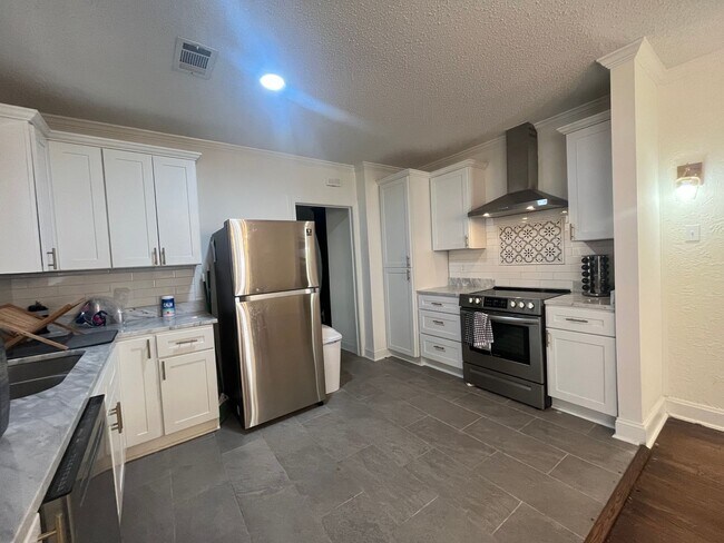 Building Photo - 2 minutes away from Rhodes College! Beautifully Renovated! Pets are owner's approval, fees do apply.