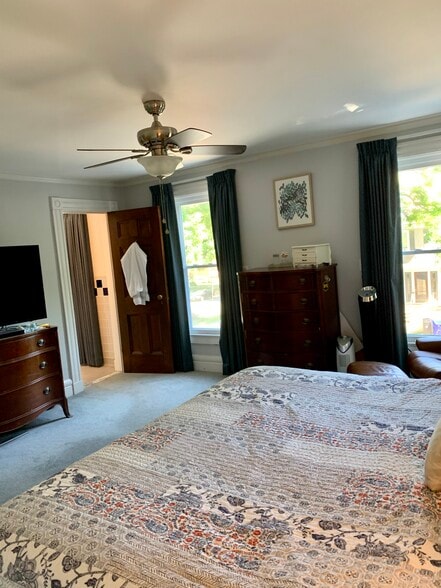 Master bedroom with private bathroom and heart shaped jacuzzi tub - 457 Park Ave