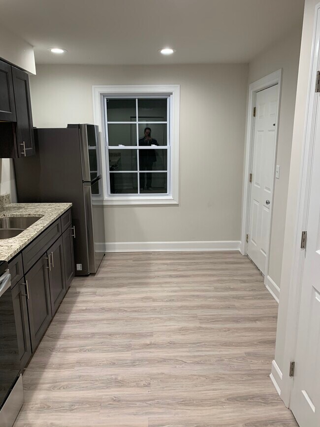 Building Photo - 281 Oak Dr