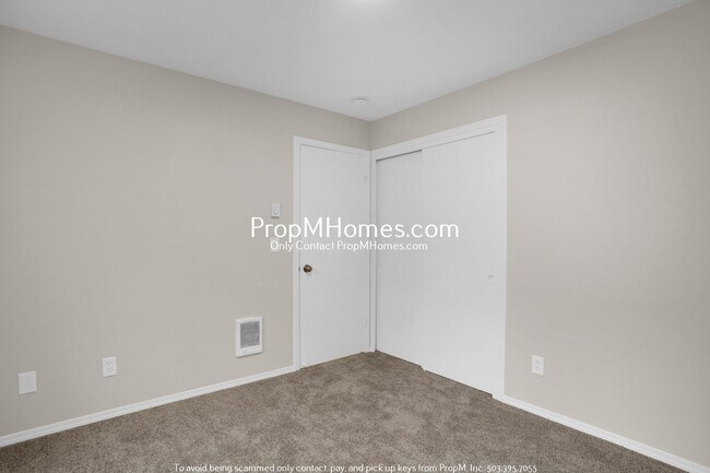 Building Photo - Three Bedroom Gem in Jennings Lodge - Garage Included!