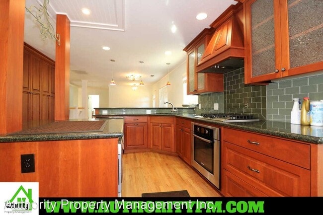 Building Photo - 3 br, 2 bath House - 1241 Almond Ave Top L...