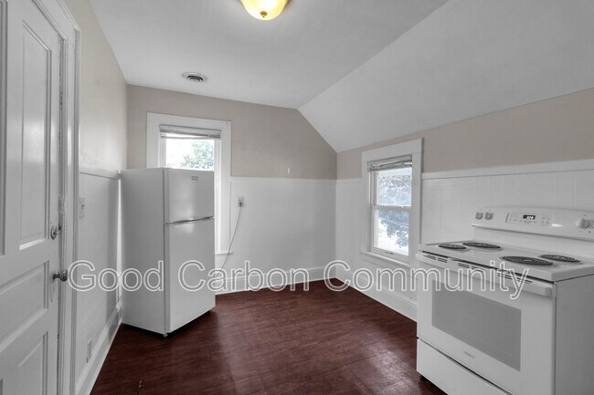 Building Photo - 331 Schenck St