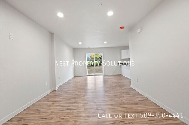 Building Photo - 215 W 1st St