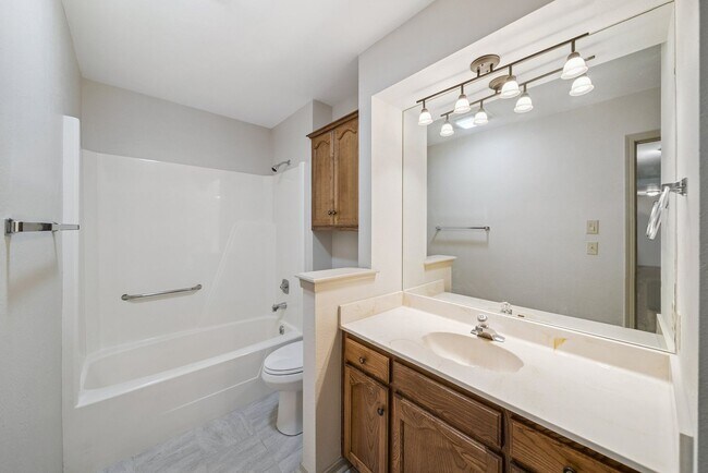Building Photo - Spacious Single Story 4 Room Home + Sunroo...